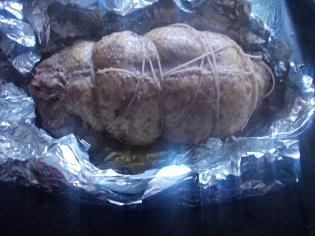 Рулет из утки с финиками и орехами