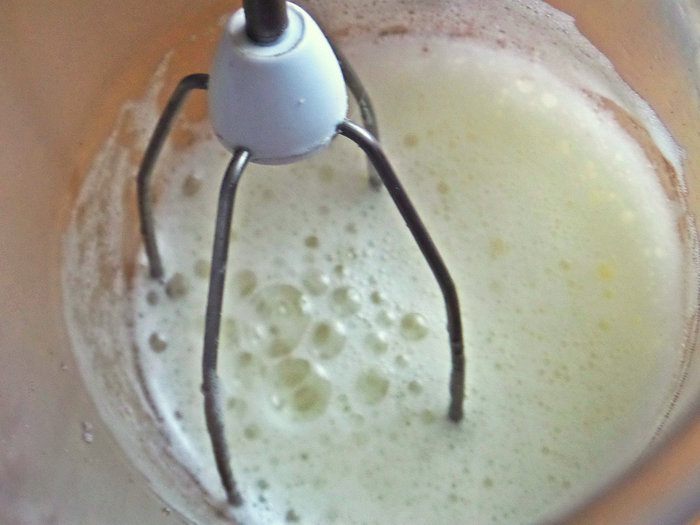 Бисквитные блины с брусникой