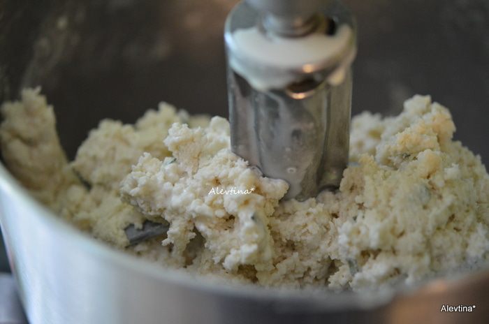 Пицца из песочного теста с клубникой и розмарином