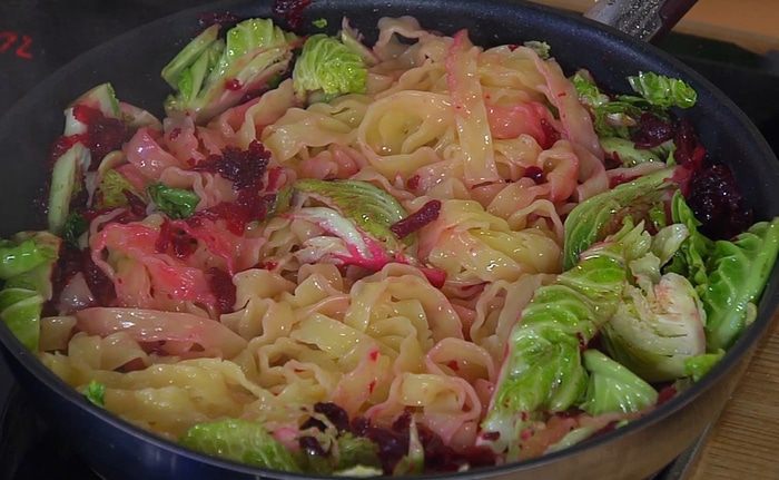 Паста со свеклой и савойской капустой 