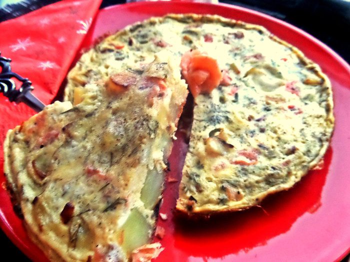 Испанский картофельный омлет с рыбкой