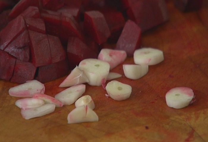 Томатный суп с чечевицей, свеклой и шпинатом