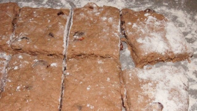 Шоколадные сконы с вяленой вишней