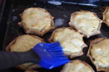 Карельские пирожки с картошкой и яичным соусом