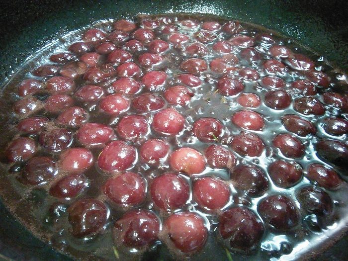 Утиные грудки с вишневым соусом 