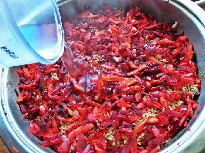 Куриная печень с овощами и гречкой