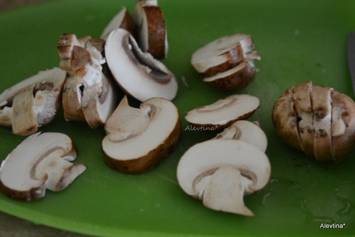 Салат с шампиньонами и курицей с бальзамической заправкой