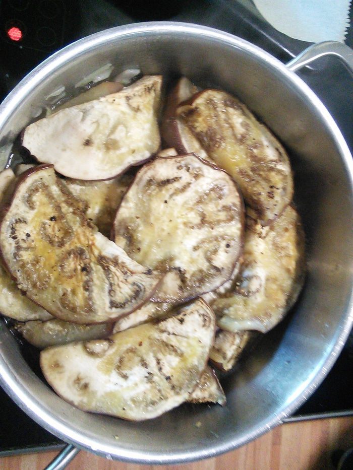 Баклажаны в томатном соусе с изюмом