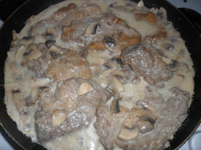 Свиная шея с грибами и мятой в йогурте