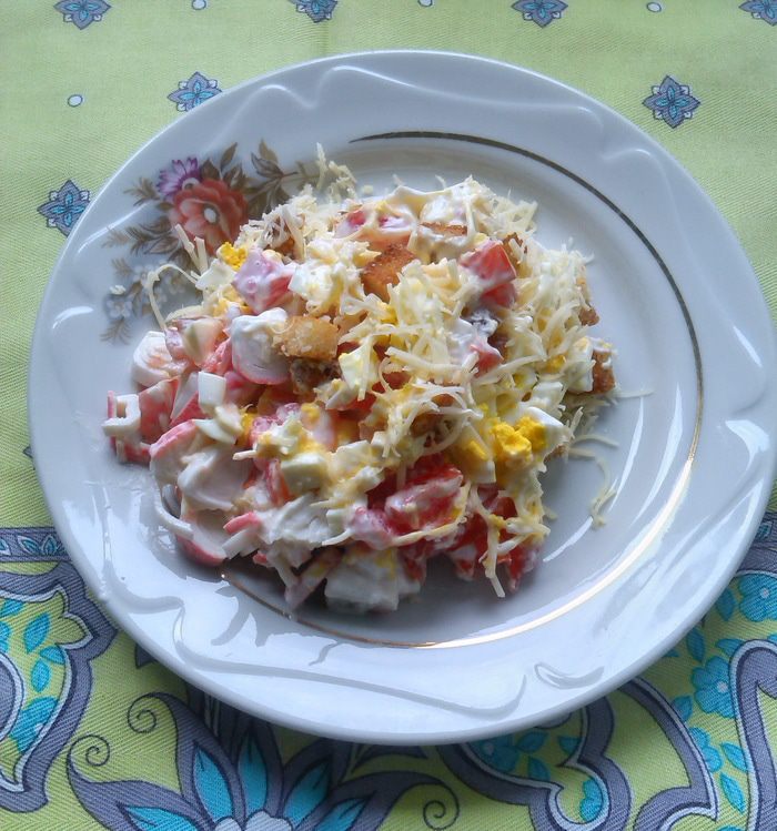 Салат с крабовыми палочками и помидорами