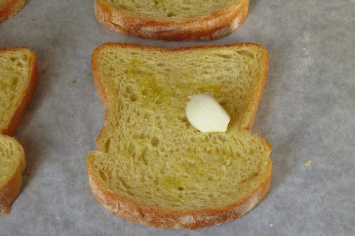 Чесночные гренки с муссом из авокадо и лососем