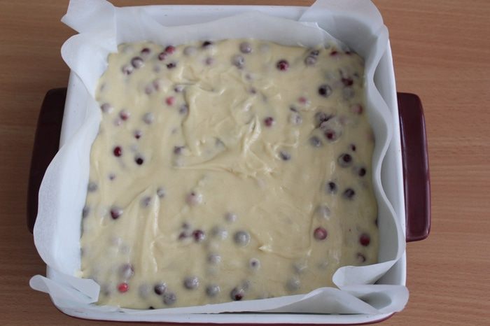 Пирог с белым шоколадом и брусникой