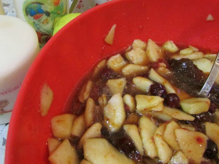 Сладкий пирог с яблоками и клюквой