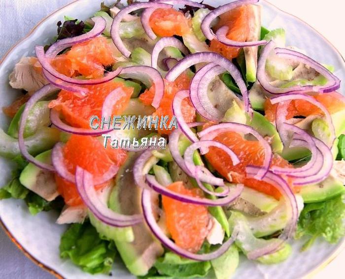 Салат с авокадо, курицей, сельдереем и грейпфрутом