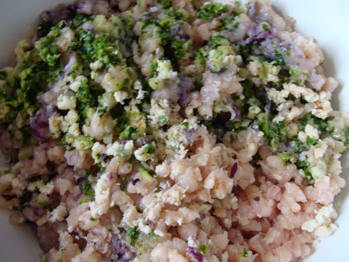 Шарики из куриного филе со шпинатом и кунжутом