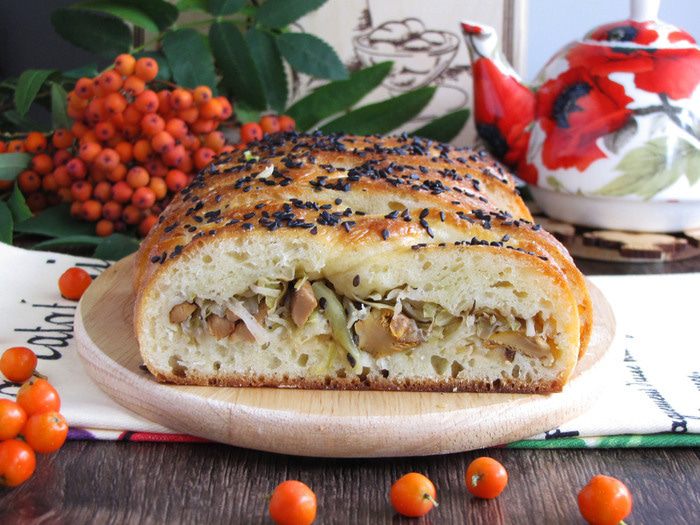 Летний пирог с лисичками и капустой