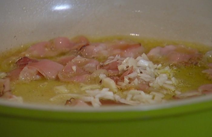 Салат из макарон с брокколи, фетой и беконом 