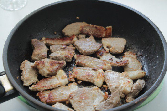Мясное жаркое в соусе из сливок и белого вина