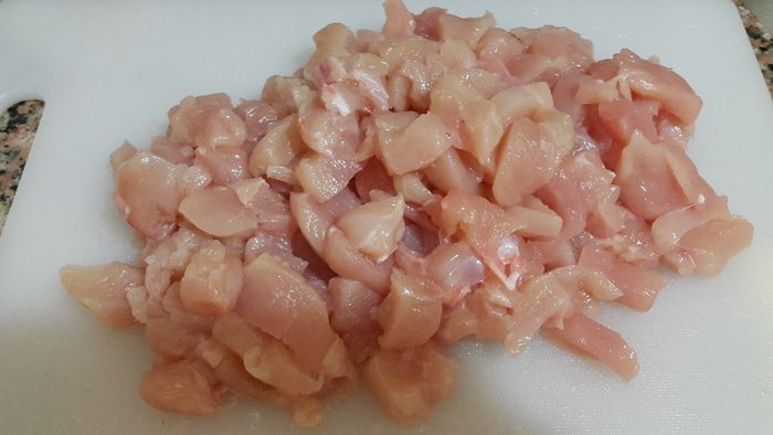 Курица с брокколи и сельдереем в соусе из лабне