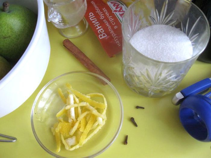 Ванильное мороженое и груша-пашот «Сладкая парочка»