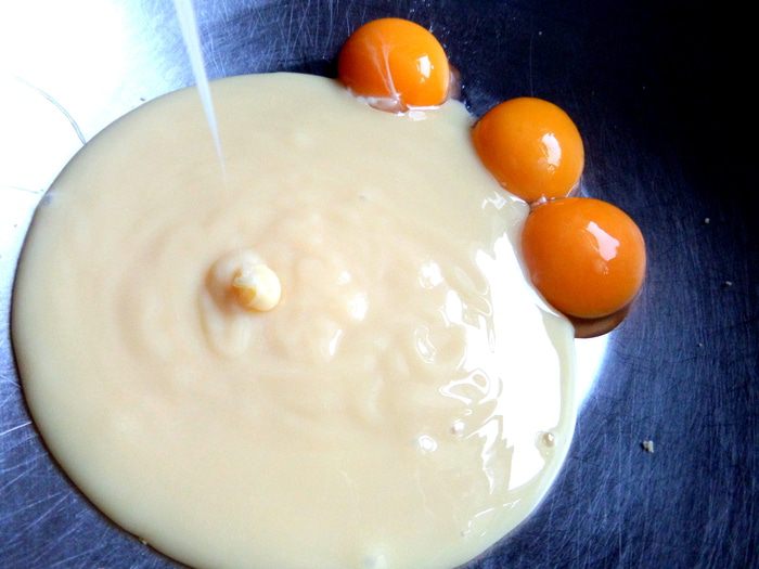 Песочный пирог с кремом на сгущенке