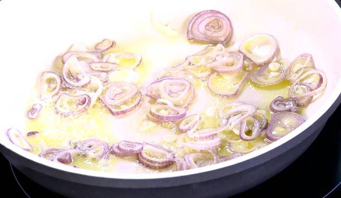 Тосты с лисичками и лимонным сыром 