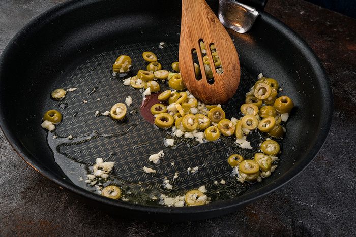 Паста с тунцом, оливками и чесноком