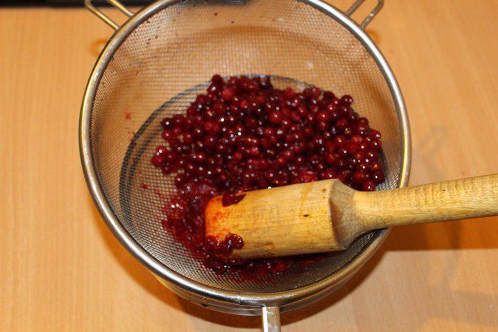 Чизкейк с маскарпоне и брусничным соусом