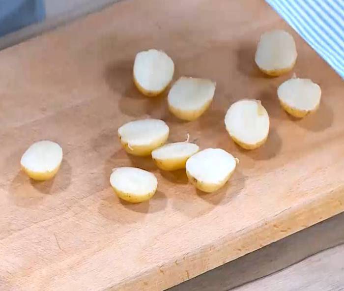 Салат из молодого картофеля с редисом и заправкой из феты 