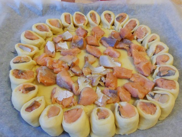 Пирог с лососем и моцареллой