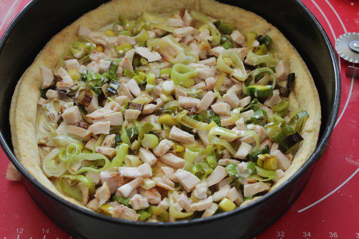 Киш с копченой курицей и луком-пореем 