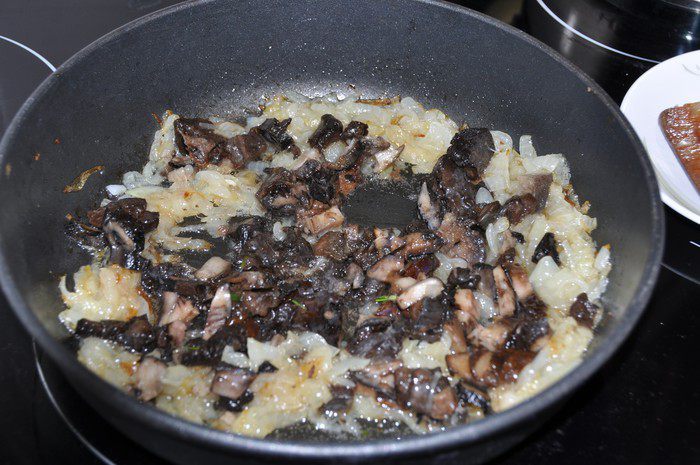 Пирожки с начинкой, тушенной в пиве и сыром