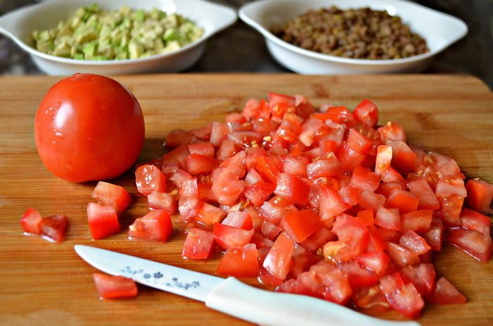 Салат с чечевицей и соусом из слабосолёной форели