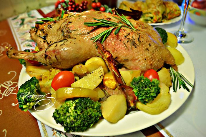 Утка, фаршированная тыквой с яблоками и запеченная в медовом соусе 