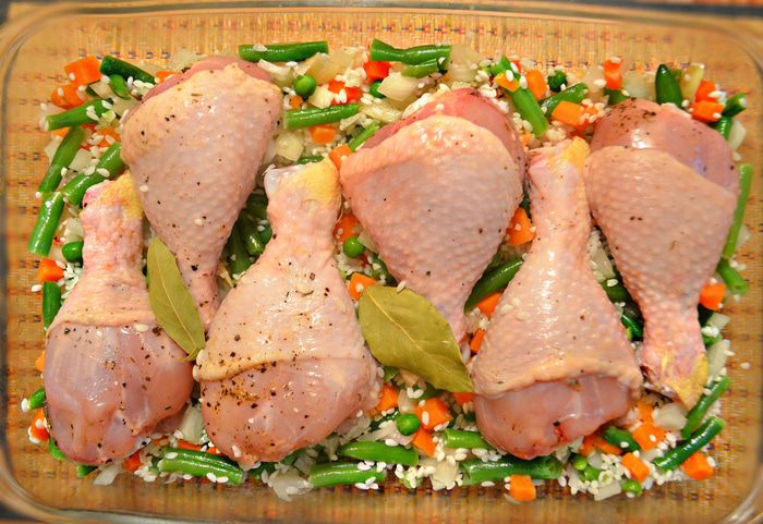 Куриные голени, запеченные с рисом и овощами