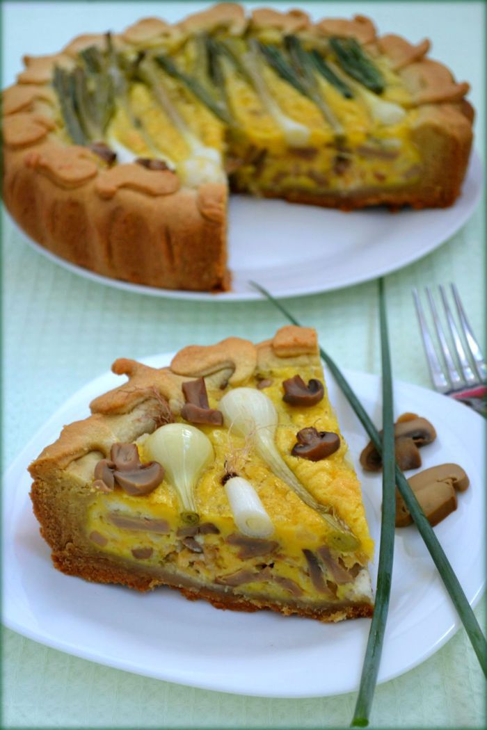 Пирог с молодым луком и грибами