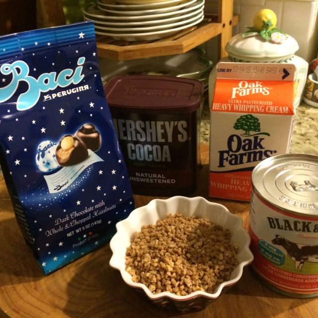 Шоколадное джелато с фундуком и конфетами Бачио (BACIO)