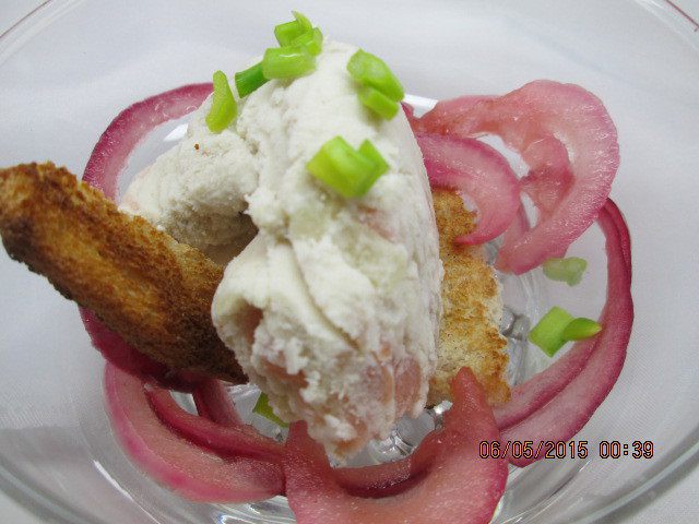 Мороженое-закуска с сельдью и маринованным луком