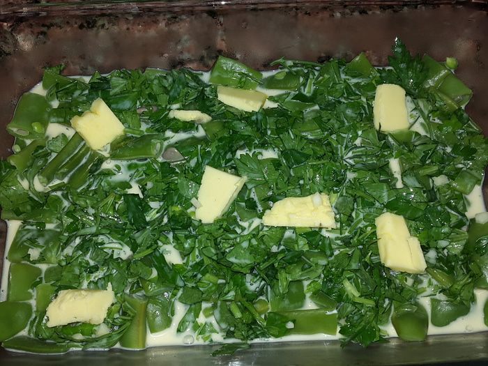 Стручковая фасоль, запеченная в сливочном омлете