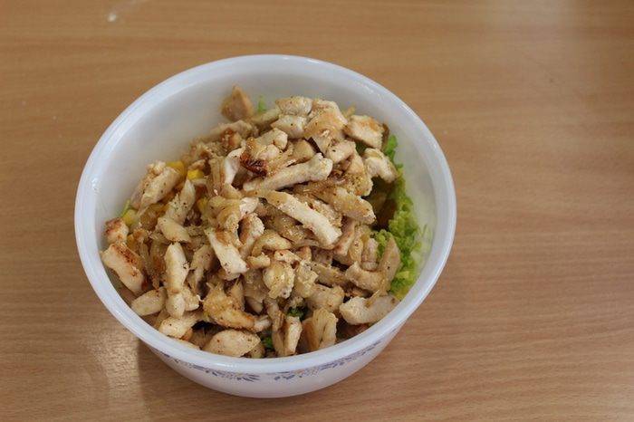 Салат с курицей, пекинской капустой и горчично-медовой заправкой