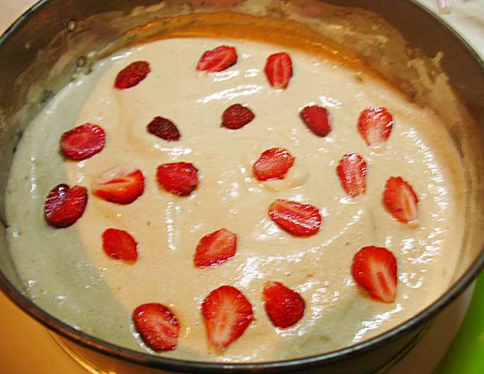 Карамельный медовик с клубникой