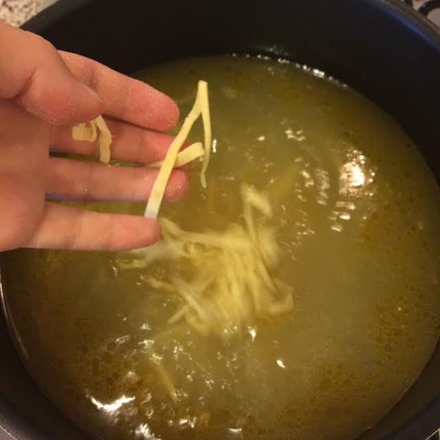 Куриный бульон с домашней лапшой