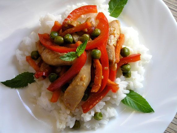 Соте из курицы с овощами и мятой