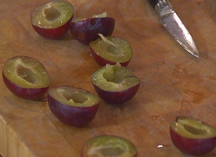 Салат из фасоли с беконом и сливами на гриле