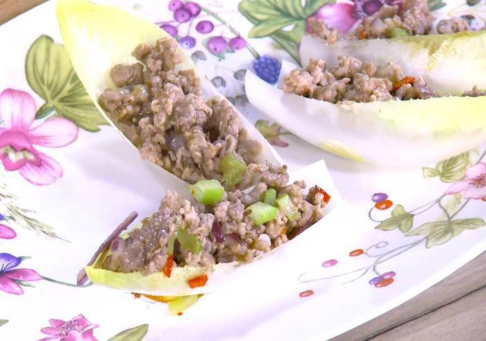 Пряное мясо на листьях цикория 