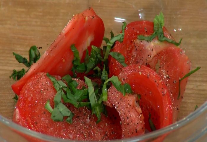 Хрустящие драники с помидорами и маринованным луком 