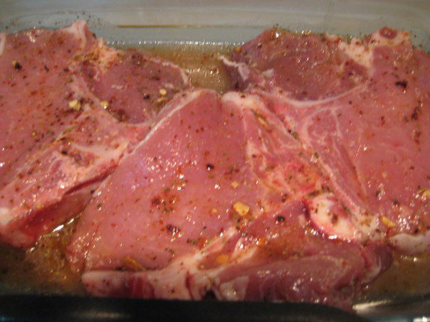 Свинина с пряным картофелем и зеленым соусом