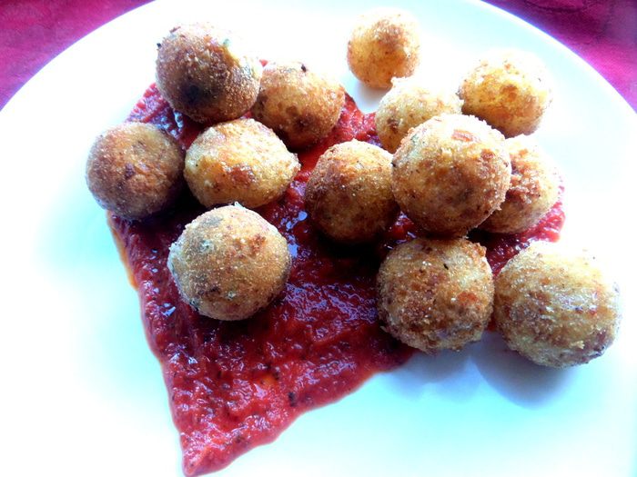 Сырная закуска-шарики в томатном соусе