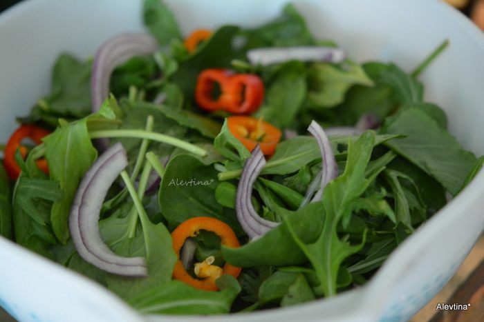 Салат с шампиньонами и курицей с бальзамической заправкой