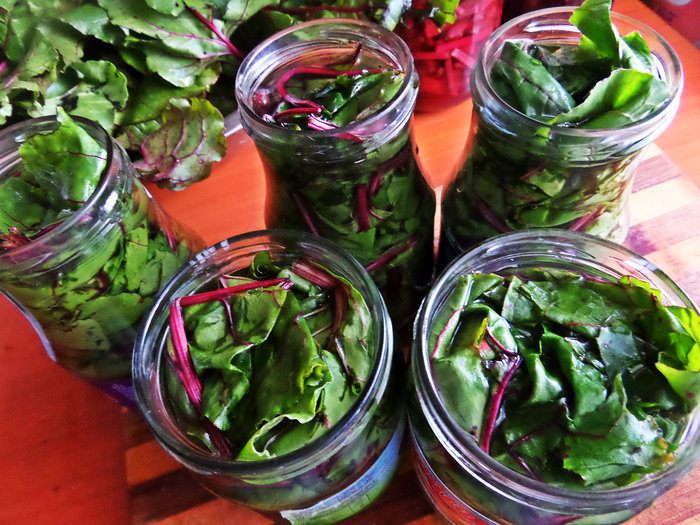 Маринование свекольных стебельков